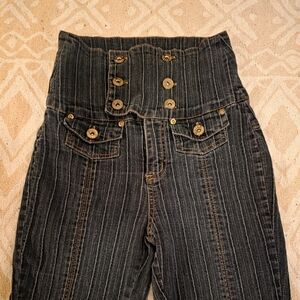 Chic High Rise Button-Up Jeans in Black